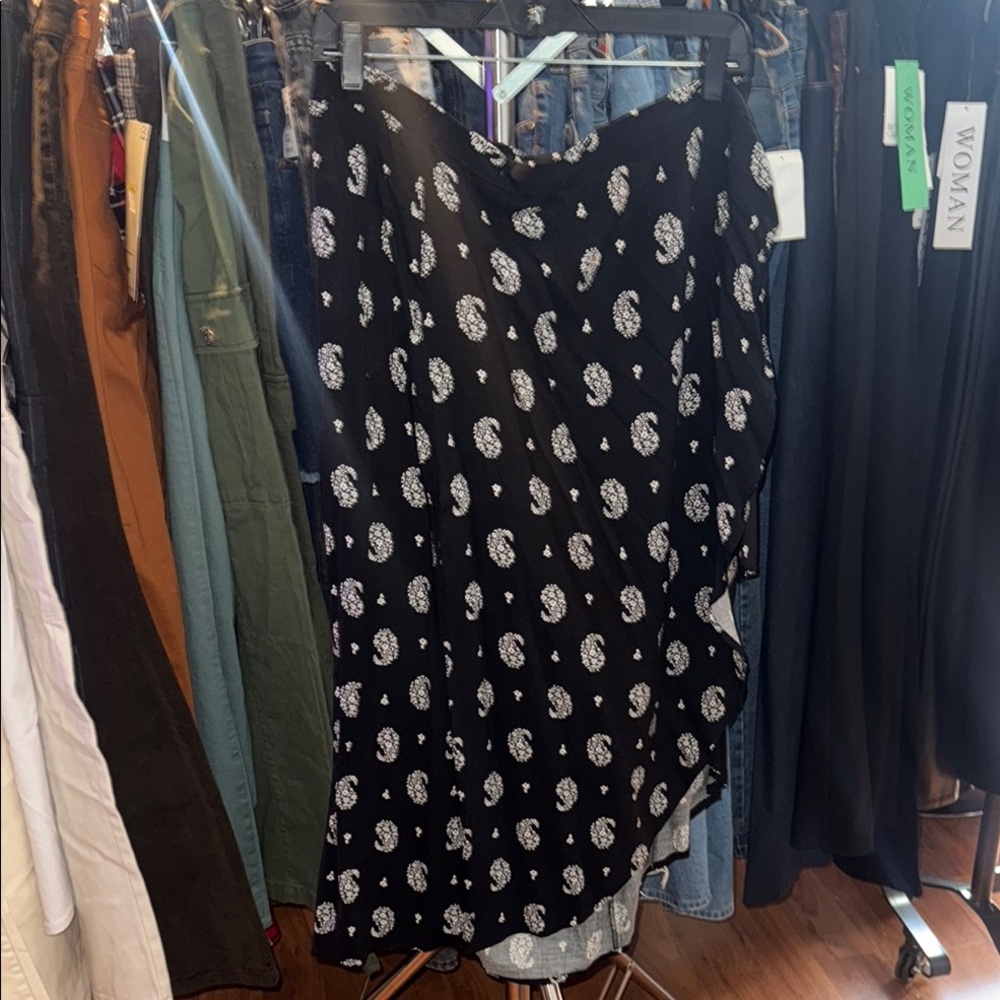 Black and White Paisley Skirt - Picture 1 of 4